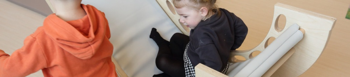 Deux enfants en crèche Babilou qui jouent 