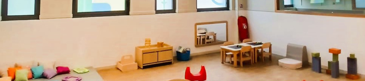 Vue large et lumineuse de la salle d'éveil au sein de la crèche Babilou Nogent Sémard
