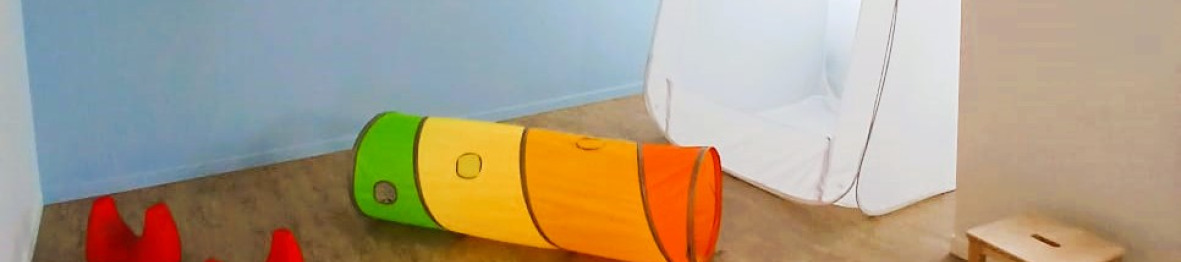 Tunnel et jouets à roulettes au sein de la crèche Babilou Nogent Sémard