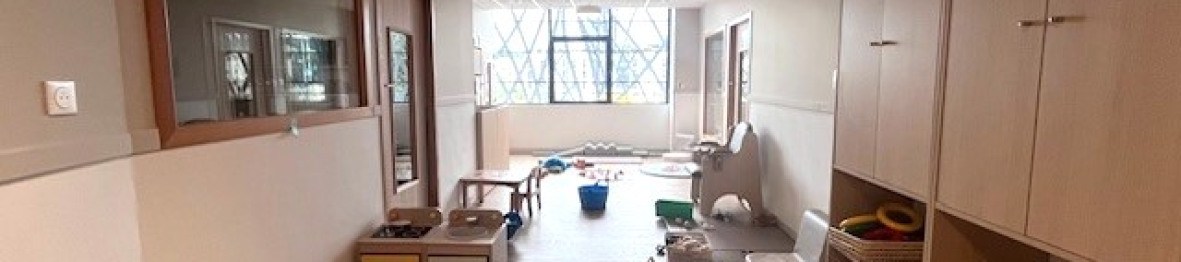 Vue large de la salle d'éveil avec de nombreux jouets de part et d'autre au sein de la Crèche Babilou Tassin Gaulle 2