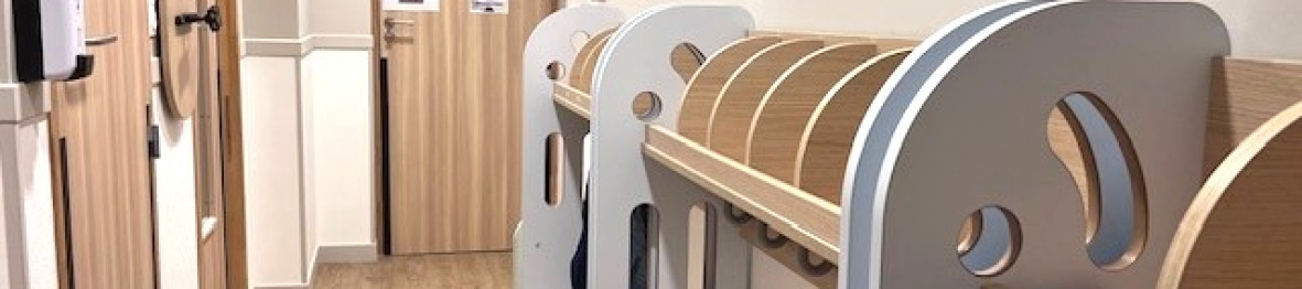 Entrée avec porte-manteaux au sein de la Crèche Babilou Tassin Gaulle 2