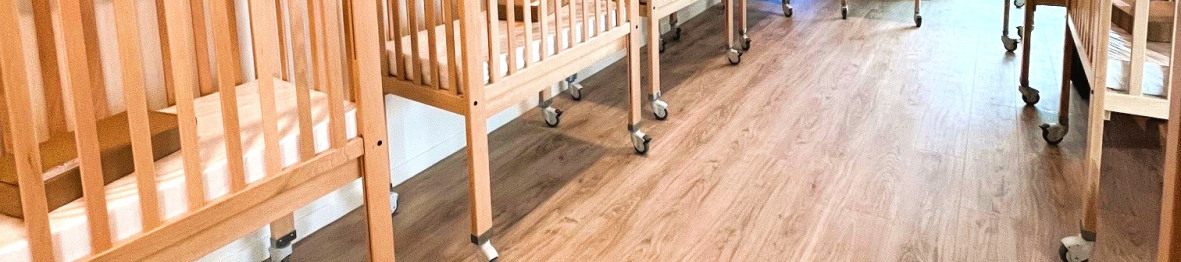 Dortoir avec lits pour enfant dans la au sein de la Crèche Babilou Saint-Genis Laval Brignais