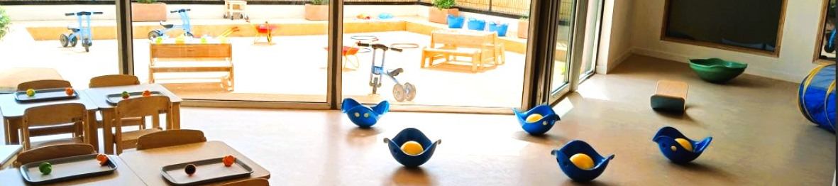 Salle d'activité avec des jeux pour enfants au sein de la crèche Babilou Franconville Marais