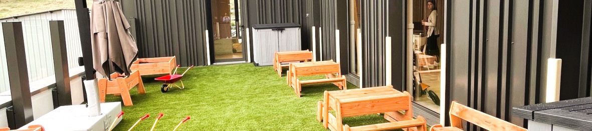 Jardin avec jouets pour enfants de la Crèche Babilou Saint-Genis Laval Brignais