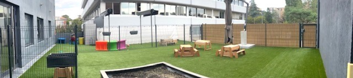 Jardin avec jouets au sein de la Crèche Babilou Tassin Gaulle 2
