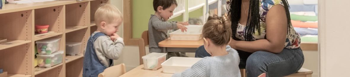 Une pro en crèche en activité avec un groupe d'enfants