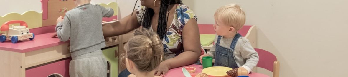 Une pro en crèche en activité avec un groupe d'enfants