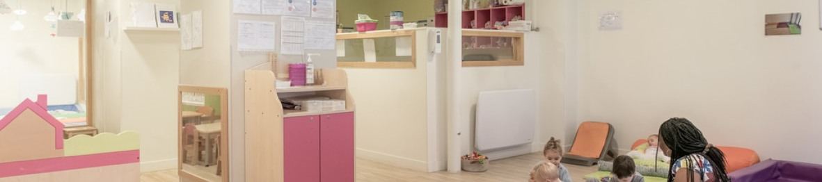 Une pro en crèche en activité avec un groupe d'enfants