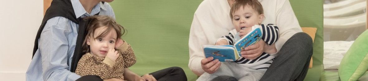 Deux pro crèche qui jouent avec deux enfants 