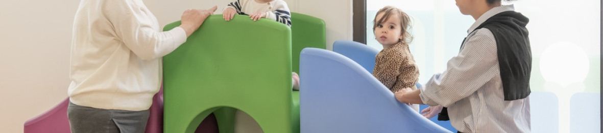 Deux pro crèche avec deux enfants 