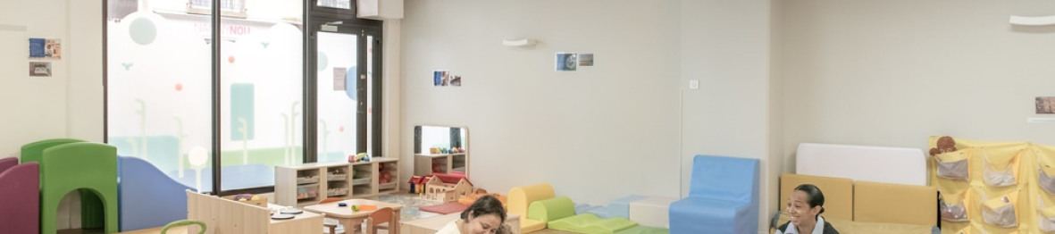 Deux pro crèche avec deux enfants 