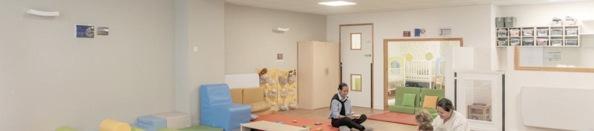 Deux pro crèche avec deux enfants 