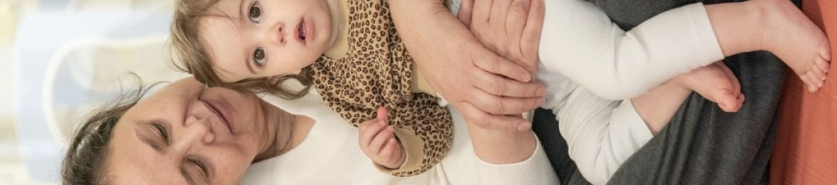 Une pro en crèche assise avec un enfant
