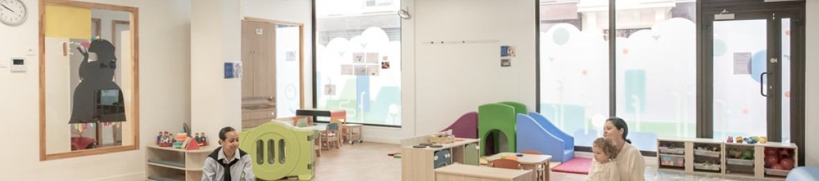 Deux pro crèche qui jouent avec deux enfants 