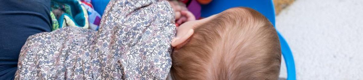 Un bébé en crèche qui joue dans le jardin