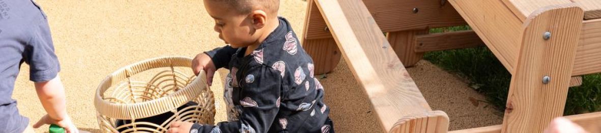 Deux enfants en crèche jouant à l'extérieur 