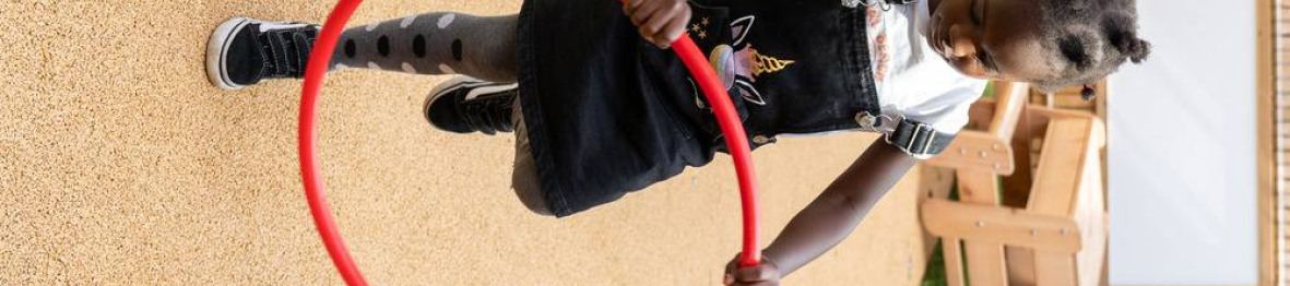 Une petite fille en crèche qui joue dans le jardin