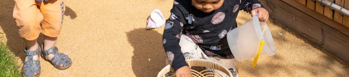 Deux enfants qui jouent en crèche 