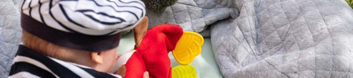 Un bébé en crèche Babilou qui joue