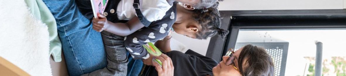 Une pro en interaction avec un enfant