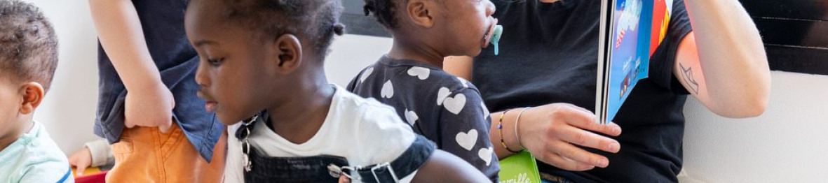 Une pro avec un groupe d'enfants en interaction