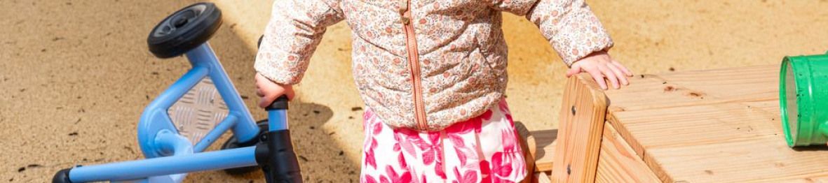 Une petite fille en crèche qui joue