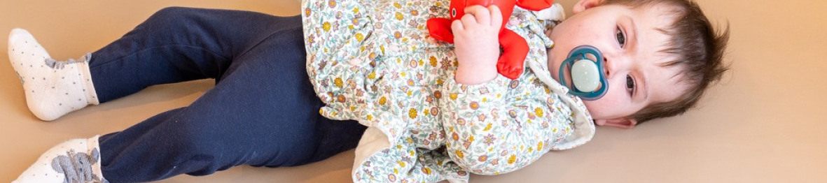 Un bébé en crèche allongé
