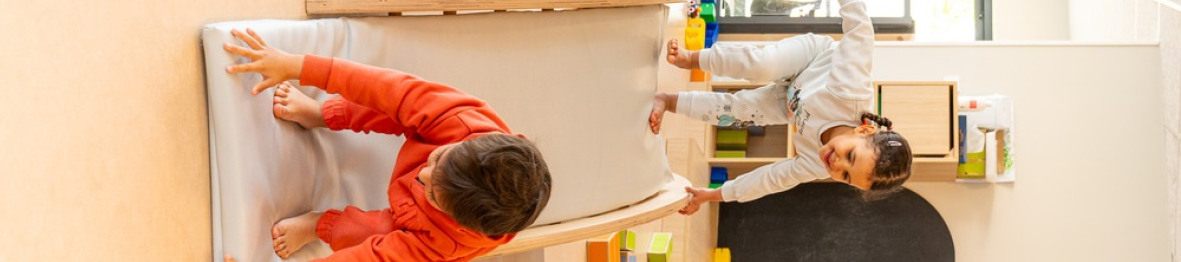 Deux enfants en crèche qui jouent 