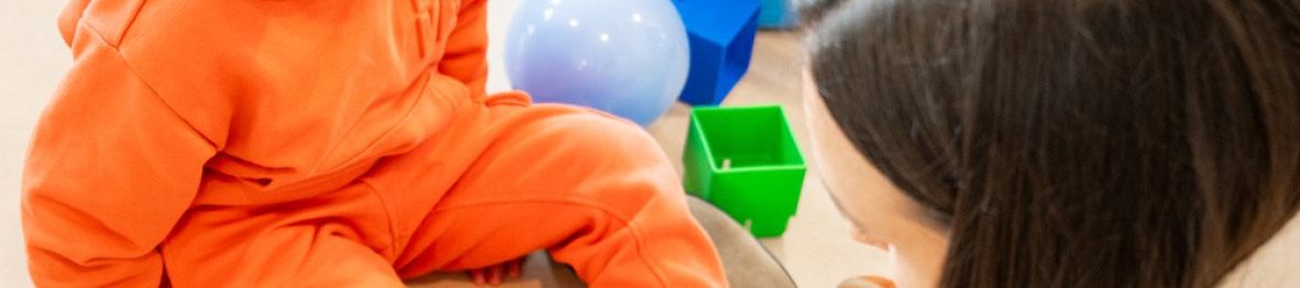 Une pro en crèche avec un enfant