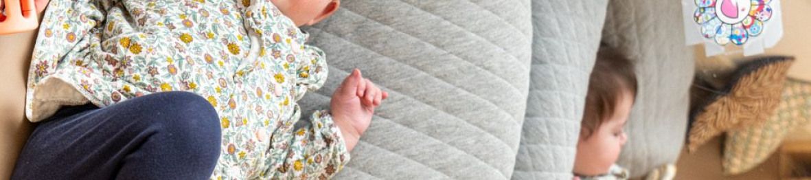 Un bébé en crèche allongé