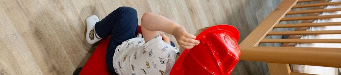 Un petit garçon en crèche qui joue
