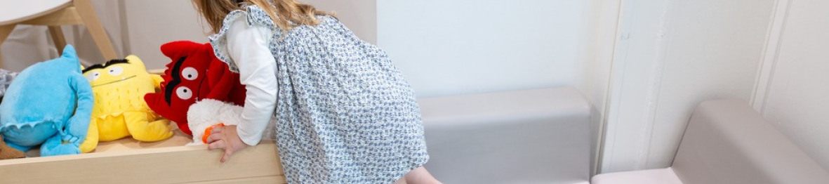 Une petite fille en crèche qui joue 