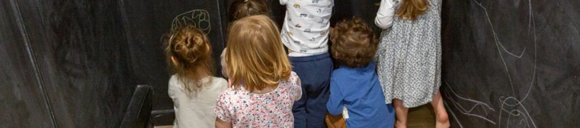 Un groupe d'enfants qui jouent 