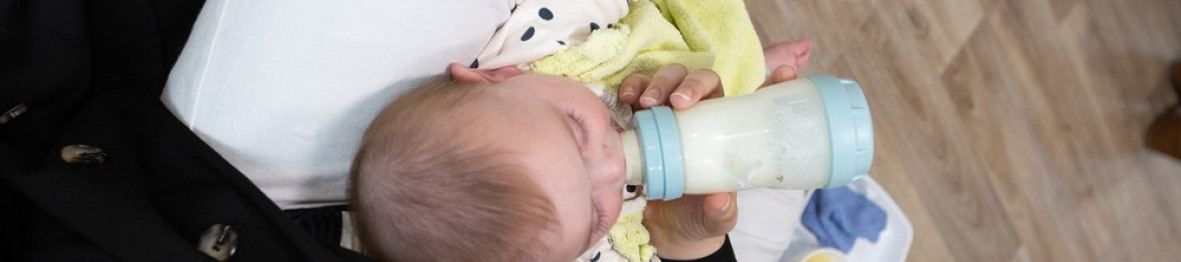 Une pro qui donne le biberon à un bébé