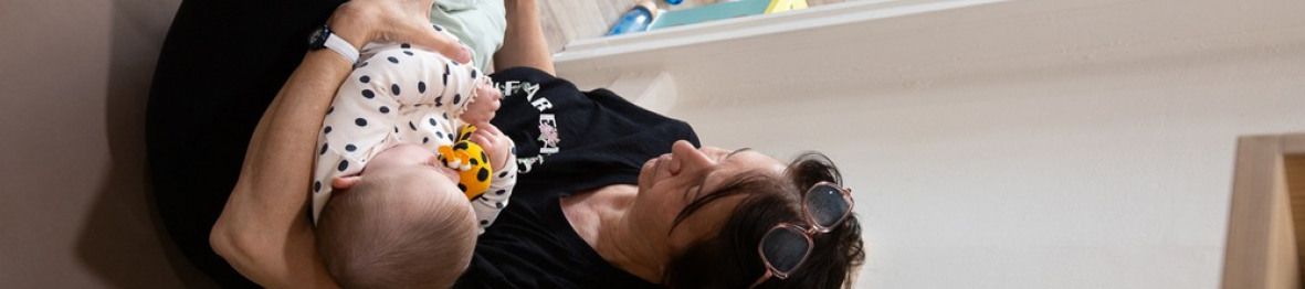 Une professionnelle en crèche Babilou avec un enfant
