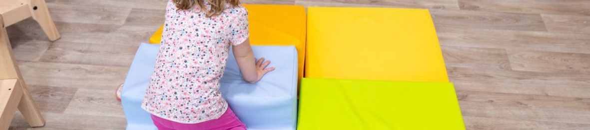 Une petite fille en crèche qui joue 