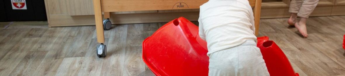 Un enfant en crèche qui joue