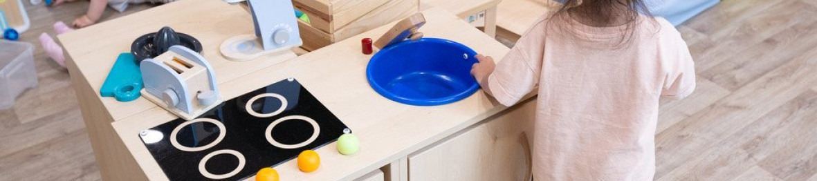 Une petite fille en crèche qui joue 