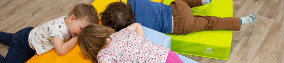Un groupe d'enfants allongés