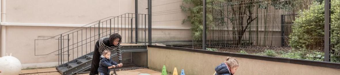 Deux enfants en crèche jouant à l'extérieur 