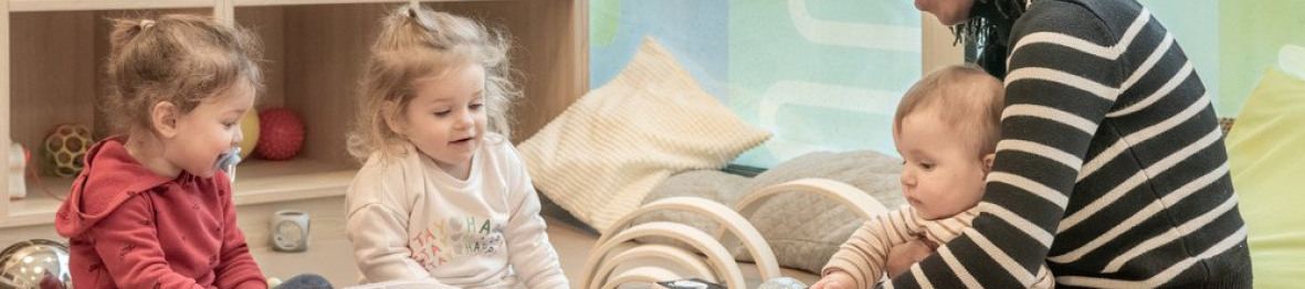 Une pro en crèche qui joue avec un groupe d'enfants
