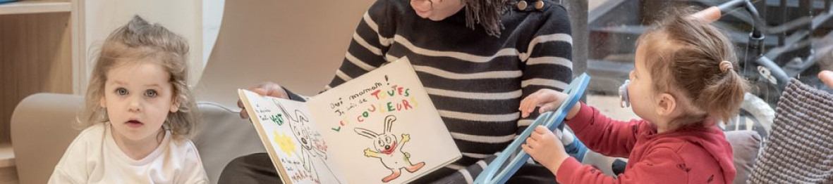 Une pro en crèche et deux enfants 