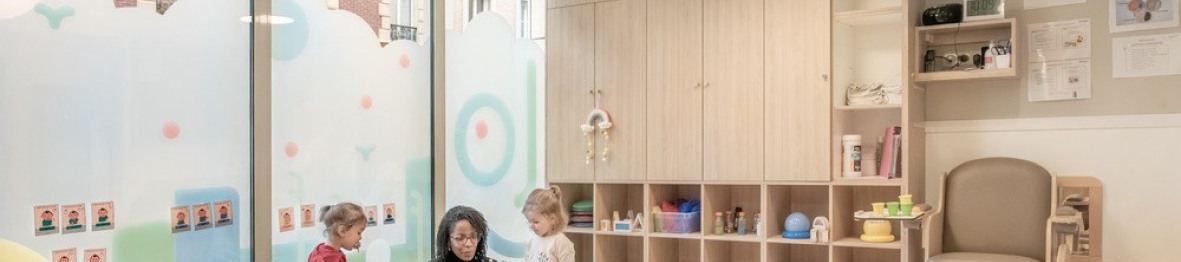 Une pro en crèche en interaction avec un enfant