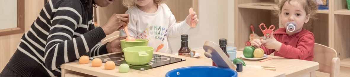 Une pro en crèche jouant avec deux enfants
