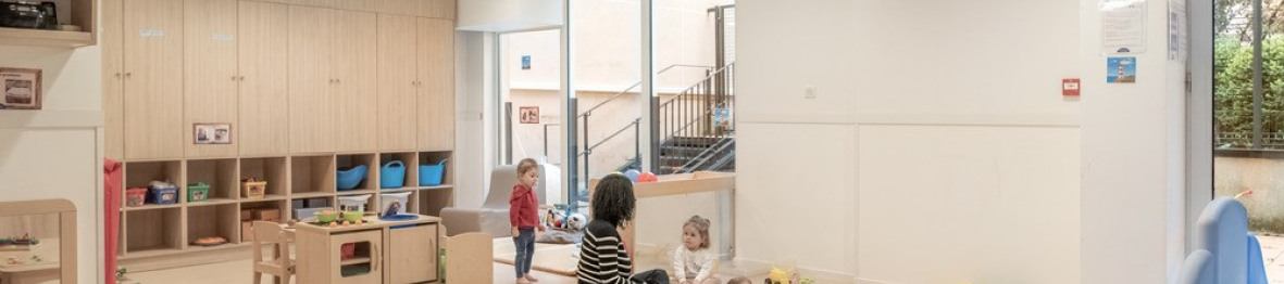 Une pro en interaction avec un enfant