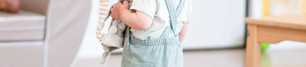 Enfants jouant dans l'espace de la crèche