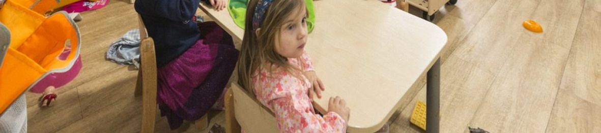 Trois enfants en crèche à table