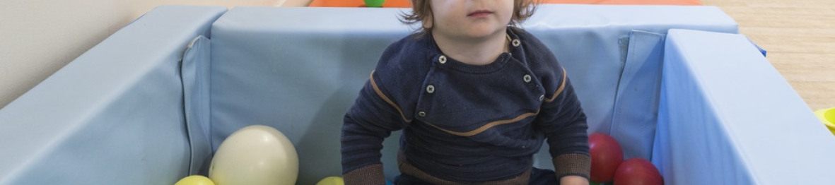 Une enfant en crèche qui joue