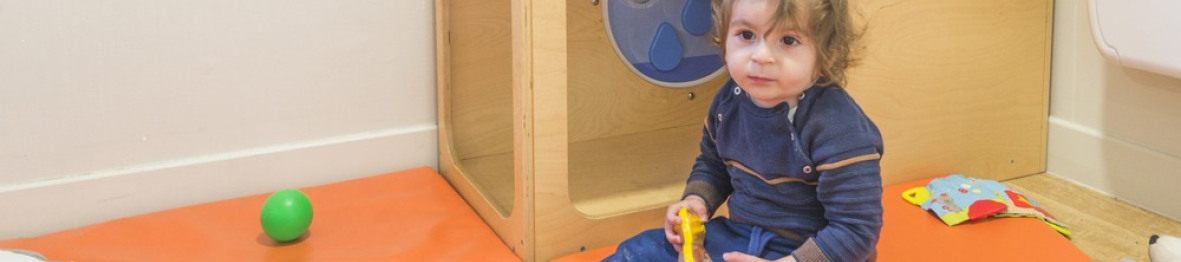 Une enfant en crèche qui joue