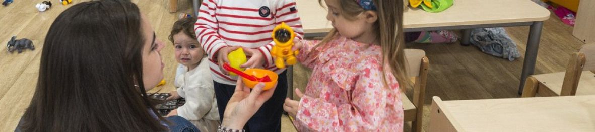 Une pro en crèche avec deux enfants 